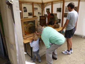 Trois générations de Rouget admirent les ruches.